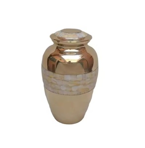 Urne funéraire artisanale en laiton pour cendres, design traditionnel avec bande sculptée, pour cendres humaines adultes - Product Image 6