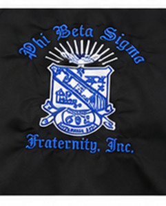 เสื้อแจ็คเก็ตบอมเบอร์กันน้ำสำหรับฤดูหนาว สีดำ ยูนิเซ็กซ์ ยี่ห้อ Phi Beta Sigma ผลิตจากโพลีเอสเตอร์ 100% น้ำหนัก 220 กรัม ปักอักษรกรีก กันลม ซิปด้านหน้า - Product Image 5