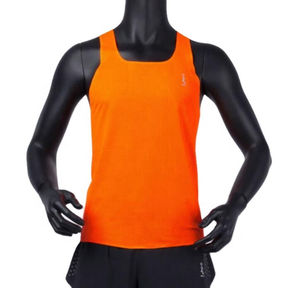 เสื้อกล้ามผู้ชายสีส้ม โพลีเอสเตอร์ 100% คอวี แห้งเร็ว ระบายอากาศ ป้องกันรังสียูวี ผ้าถัก สปอร์ต แขนกุด สีพื้น โลโก้ด้านหน้า - Product Image 1