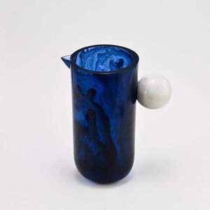 Pichet en résine marbrée bleue >6L, capacité personnalisable, design minimaliste, durable, écologique, compatible lave-vaisselle, pour boissons et fêtes - Product Image 2