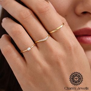 Bague de Fiançailles Minimaliste pour Femme Charm_Jewells en Or 18K Plaqué Or avec Moissanite Certifiée IGI, Sertissage à Griffes, Coupe Coussin - Product Image 4