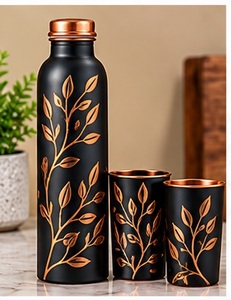 Bouteille d'eau en cuivre martelé artisanale avec motif d'arbre et deux tasses assorties - Product Image 4