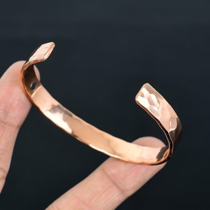 กำไลข้อมือทองแดงแบบตอกลายสไตล์ร่วมสมัย ขายดี ซื้อจำนวนมากได้ กำไลทองแดงมินิมอล - Product Image 3