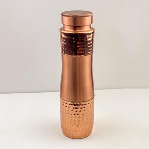 Bouteille d'eau artisanale traditionnelle en cuivre pur martelé pour l'hydratation quotidienne – Bouteille d'eau moderne en cuivre massif, design mince - Product Image 4