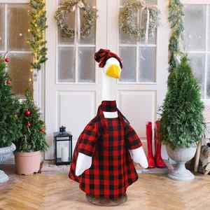 Tenue de Noël à carreaux rouges et noirs pour oie de jardin de 23 pouces en ciment ou en plastique, idéale pour la pelouse, la véranda ou le jardin - Product Image 5