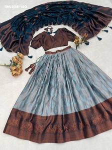 Conjunto Lehenga-Choli-Dupatta de Seda Tradicional India con Tejido Zari y Bordado en Contraste, Aspecto Elegante, Venta al Por Mayor - Product Image 3