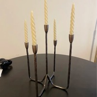 Candelabro de Metal Martillado de Estilo Vintage con Múltiples Brazos para Velas Cónicas, Candelabro Escultural Contemporáneo de Bronce