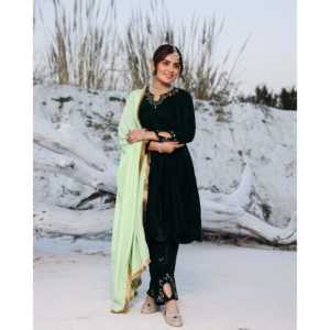 Conjunto de traje de terciopelo verde para mujer Laira, diseño de diseñador, ropa de fiesta, Kurta étnica, Palazzo, Dupatta, atuendo festivo de invierno para boda - Product Image 3