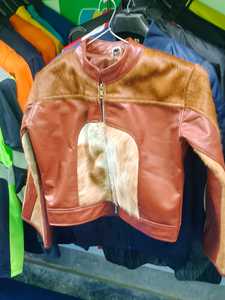 Chaqueta de Cuero Genuino con Estampado de Vaca para Mujer, Marca Mantic Enterprises, Transpirable, Manga Larga, Cuello Camisero, Cierre de Cremallera - Product Image 3