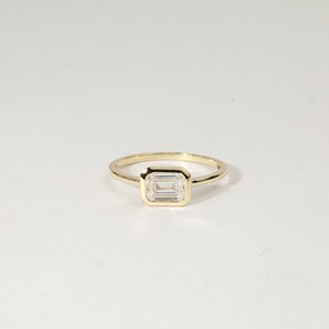 Anillo de Compromiso con Diamante Cultivado en Laboratorio, Corte Esmeralda, Certificado IGI, Oro Amarillo Sólido de 18k o Platino - Product Image 3