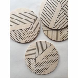 Juego de Posavasos Hechos a Mano de Madera de Nogal con Incrustaciones de Latón |   Posavasos Geométricos de Lujo |   Posavasos Cuadrados Decorativos de Madera para Regalos - Product Image 4