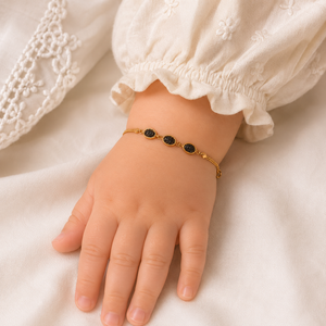 Bracelet chaîne en or 18 carats avec trois pierres d'onyx noir, finition polie, bijou minimaliste en pierres précieuses, idéal pour femme, usage quotidien, cadeau de fête - Product Image 1