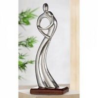 Sculpture en aluminium coulé qui émerge d'une forme contrôlée, d'une tension mesurée et d'une autorité silencieuse de l'expression moderne.