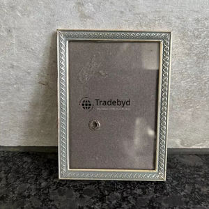 Cadre photo en métal élégant fait main, accent de décoration de luxe par Tradebyd - Product Image 1