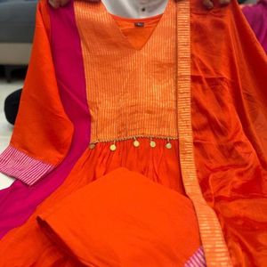 Ensemble Anarkali Premium en pure soie Mul Chanderi avec Kurta, pantalon, dupatta et bracelet brodés à la main dorés – Tenue de fête - Product Image 3