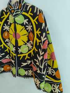Veste noire brodée à la main Suzani, style unique, veste artisanale, manteau floral pour femme, nouveau style, veste bohème Suzani, cadeau - Product Image 2