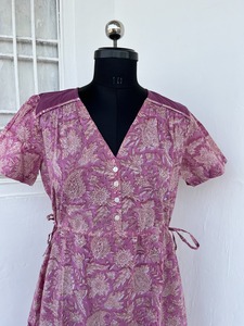 Vestido largo de algodón con estampado floral para mujer, cuello en V, botones al frente, manga corta, cintura con lazo, corte en A, dobladillo en contraste, estilo bohemio - Product Image 2