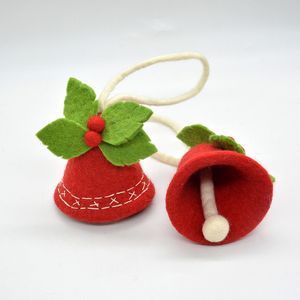 Campana Navideña Roja de Fieltro de Lana de Alta Calidad con Hoja Verde y Cereza - Adornos Ecológicos para Árbol de 10 cm - Product Image 2