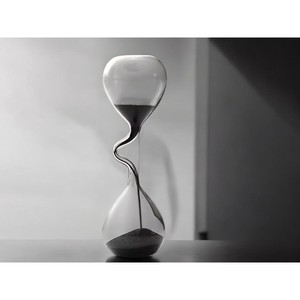 Reloj de Arena de Vidrio Hecho a Mano, Diseño Moderno de Mediados de Siglo, Ecológico, Ligero, Portátil, con Función de Temporización Precisa - Product Image 1