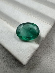 Hermosa Esmeralda Zambiana Natural Facetada de 5.59 quilates, Corte Ovalado, Verde, Gema Suelta para Joyería - Product Image 3