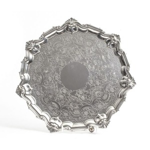 Assiettes de présentation rondes modernes en acier inoxydable doré, design martelé, écologiques, faites à la main, pour la mise en scène de tables de mariage et d'événements - Product Image 4