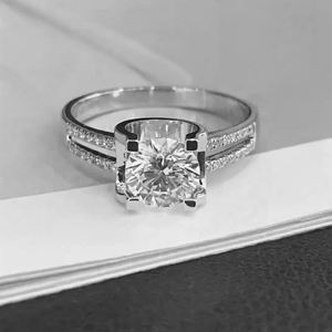 แหวนเพชรทรงกลมเม็ดเดี่ยว เพชรเพาะเลี้ยงสำหรับงานหมั้น แหวนทองคำขาว 14K ประดับเพชรแบบปาเว่ ดีไซน์โค้งสำหรับเจ้าสาว - Product Image 1