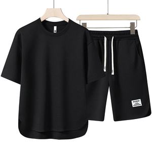 เสื้อยืดแขนสั้นพิมพ์ลายผ้าฝ้าย 100% ระบายอากาศได้ดีสำหรับผู้ชายช่วงฤดูร้อน พร้อมกางเกงขาสั้น ชุดลำลองสองชิ้นพร้อมโลโก้ด้านหน้า - Product Image 5