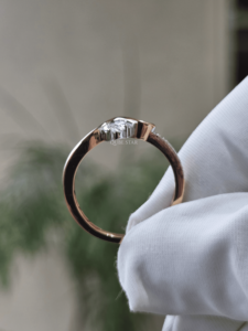 Anillo de Lujo con Diamante Cultivado en Laboratorio con Corte Pera, Certificado IGI, Oro Amarillo de 14K, Diseño de Banda Ondulada con Engaste Pavé, para Mujer - Product Image 4