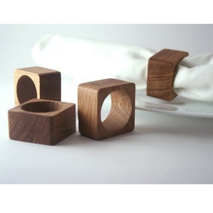 Anneaux de serviette en bois de forme carrée, design moderne, accessoire de table durable pour mariage par curio craft - Product Image 1