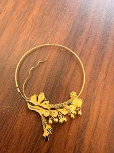 แหวนจมูกทองคำแท้ 22k แบบอินเดียสำหรับงานแต่งงาน เครื่องประดับเจ้าสาว นาท ลายดอกไม้เคลือบสีรูปนกยูง ดีไซน์ห่วงขนาดใหญ่ พร้อมสายเจาะ - Product Image 3