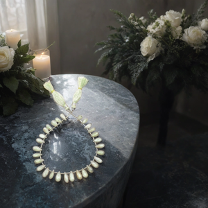 Collar contemporáneo con piedras preciosas naturales verdes y cadena ajustable para el estilo de moda de las mujeres modernas - Product Image 2