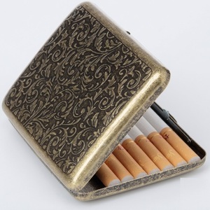 Étui à cigarettes de luxe en métal finition dorée et cuir véritable noir, porte-cigarettes fin et résistant aux chocs, accessoire pour fumeurs - Product Image 5