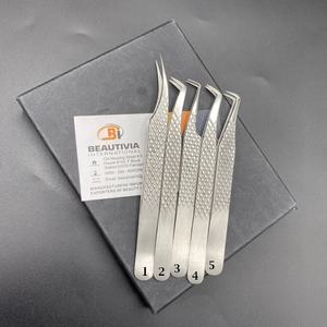 Pinzas de pestañas de acero inoxidable con volumen de agarre de diamante profesional, herramienta de extensión de Punta opaca de etiqueta privada sostenible - Product Image 1