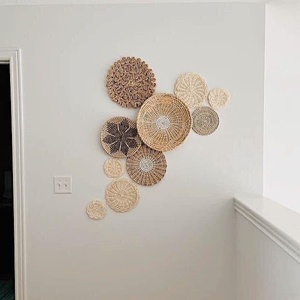 Assiette décorative en jonc de mer tissé à la main, texture naturelle et charme rustique, parfaite pour la décoration murale ou les accents de table dans n'importe quel espace. - Product Image 4