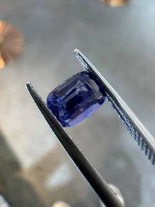 Zafiro Azul Violeta Natural, Corte Cojín, 1.27CT, Gema Facetada de Sri Lanka, con Juego de Color/Fuego, para Joyería y Coleccionistas - Product Image 2