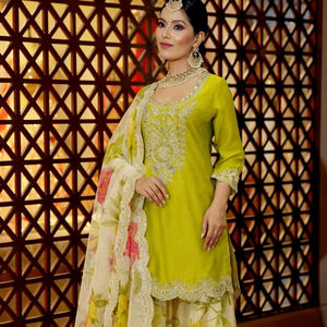 Costume élégant en faux georgette crème brodé avec pantalon palazzo et dupatta |   Ensemble prêt-à-porter pour les occasions spéciales - Product Image 1