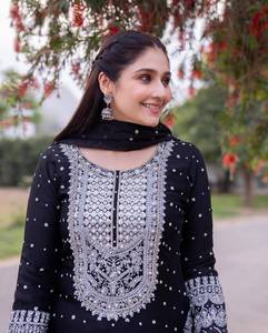 Salwar Kameez de Georgette Negro Jet de Lujo, Corte Ajustado, con Bordado Pesado de Zari Plateado, Kurta Recta y Palazzo Acampanado, Estilo Indio-Pakistaní - Product Image 3