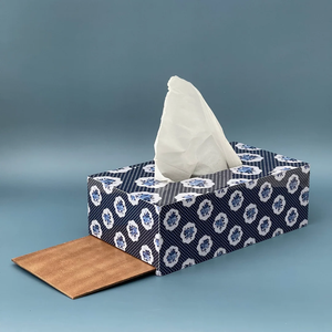 Boîte à mouchoirs rectangulaire en bois imprimé motif floral, couleur bleue avec fleurs roses et violettes, pratique pour la décoration de la maison et du bureau - Product Image 4