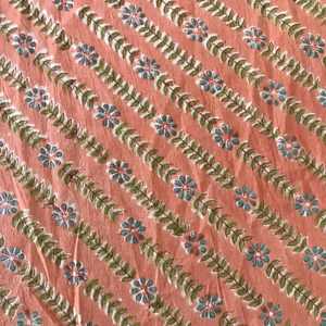 ผ้าฝ้ายพิมพ์ลายด้วยมือ – พื้นสีพีชลายใบไม้สีเขียวพร้อมลายดอกไม้สีน้ำเงินแบบบูติ พิมพ์ลายแบบดั้งเดิมของอินเดีย - Product Image 2