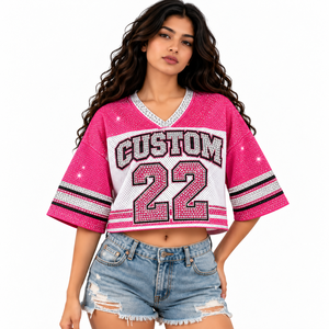 เสื้อเจอร์ซีย์อเมริกันฟุตบอลสีชมพูร้อนแรง ประดับด้วยคริสตัล  แบบครอป  คอวี แขนสั้น  สำหรับทุกเพศ  รับสั่งทำหมายเลขและโลโก้จากผู้ผลิต - Product Image 1