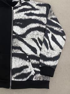 เสื้อฮู้ดซิปเต็มตัวลายม้าลายขาวดำสำหรับผู้ชาย แบบมีหมุดตกแต่ง รับผลิตแบบ OEM ODM ขายส่งเสื้อผ้า - Product Image 3