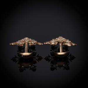 Boucles d'oreilles de luxe AMBER JEWELS Modèle 221, motif floral, diamants plaqués or avec pierres de laboratoire taille brillant rond, conception à charnière sécurisée - Product Image 2