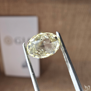 Diamant naturel ovale jaune clair de 1,58 carat, taille brillant modifiée, certifié GIA, pour la vente en gros de bijoux - Product Image 3