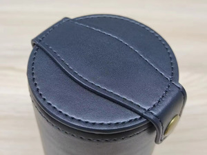 Gobelet à dés noir avec intérieur orange, moulé rond, durable, pour adultes, design minimaliste - Product Image 5
