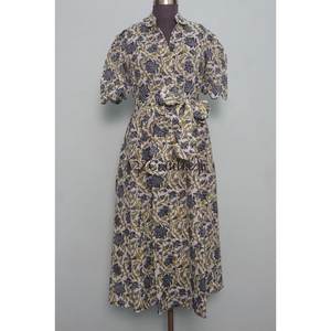 Robes midi décontractées en tricot à col en V de style Kangoura, de créateur indien, pour femmes, écologiques, lavables, à imprimé floral, avec décoration boutonnée. - Product Image 1