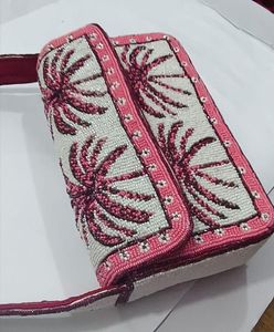 Sac à bandoulière artisanal en perles à motif à carreaux rose et or métallisé, directement de l'usine, avec plan de conception - Product Image 4