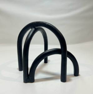 Sculpture de table abstraite en aluminium artisanal, figurine humaine, statue moderne en métal, décoration de luxe pour la maison ou le bureau - Product Image 1