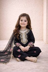 Ensemble Kurti, pantalon et dupatta ethniques pour filles avec broderies – Tenue de fête pour enfants - Product Image 2
