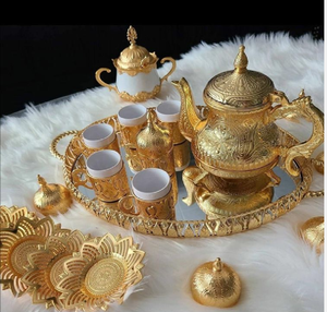 Elegante juego de té dorado con grabado floral. Incluye seis tazas y un bandeja a juego. Disponible a precios de mayorista. # Juego de Té de Lujo - Product Image 4