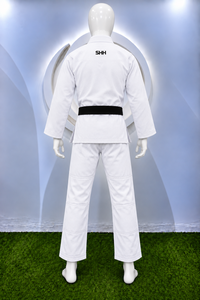 Kimono de karaté SHH blanc en coton pour adulte, coupe classique, respirant, avec ceinture noire et logo sur la manche gauche - Product Image 6